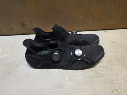 RR - Herrenschuhe von Trek, TREK RSL KNIT RENNRADSCHUH / BLACK GUNMETAL vor USEDBIKES - OB.DE Hintergrund