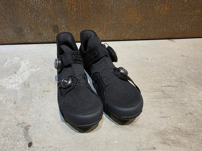 RR - Herrenschuhe von Trek, TREK RSL KNIT RENNRADSCHUH / BLACK GUNMETAL vor USEDBIKES - OB.DE Hintergrund