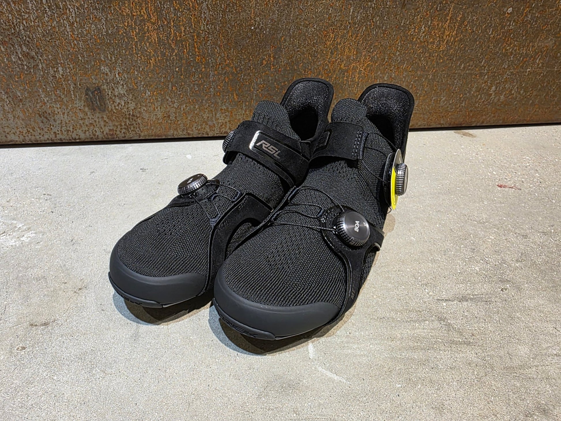 RR - Herrenschuhe von Trek, TREK RSL KNIT RENNRADSCHUH / BLACK GUNMETAL vor USEDBIKES - OB.DE Hintergrund