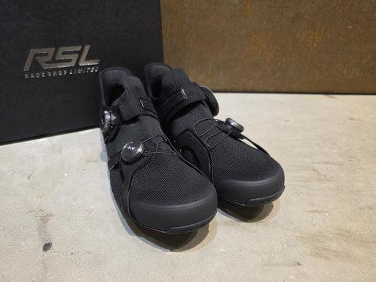 RR - Herrenschuhe von Trek, TREK RSL KNIT RENNRADSCHUH / BLACK GUNMETAL vor USEDBIKES - OB.DE Hintergrund