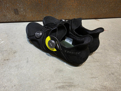 RR - Herrenschuhe von Trek, TREK RSL KNIT RENNRADSCHUH / BLACK GUNMETAL vor USEDBIKES - OB.DE Hintergrund