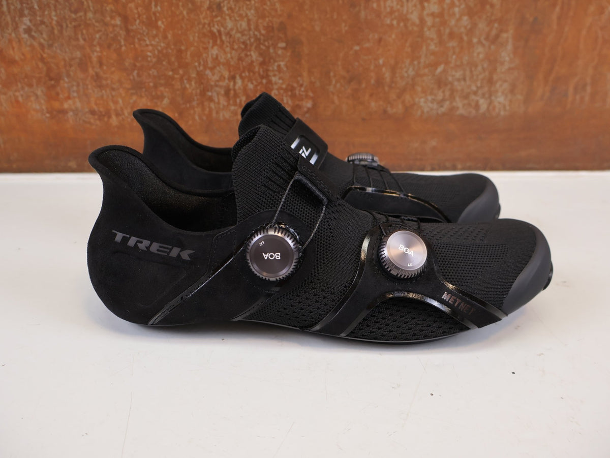 RR-Herrenschuhe von Trek, TREK RSL KNIT RENNRADSCHUHE BLACK GREY BOA OCLV vor USEDBIKES-OB.DE Hintergrund