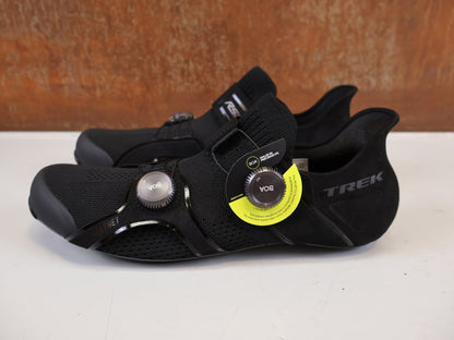 RR-Herrenschuhe von Trek, TREK RSL KNIT RENNRADSCHUHE BLACK GREY BOA OCLV vor USEDBIKES-OB.DE Hintergrund