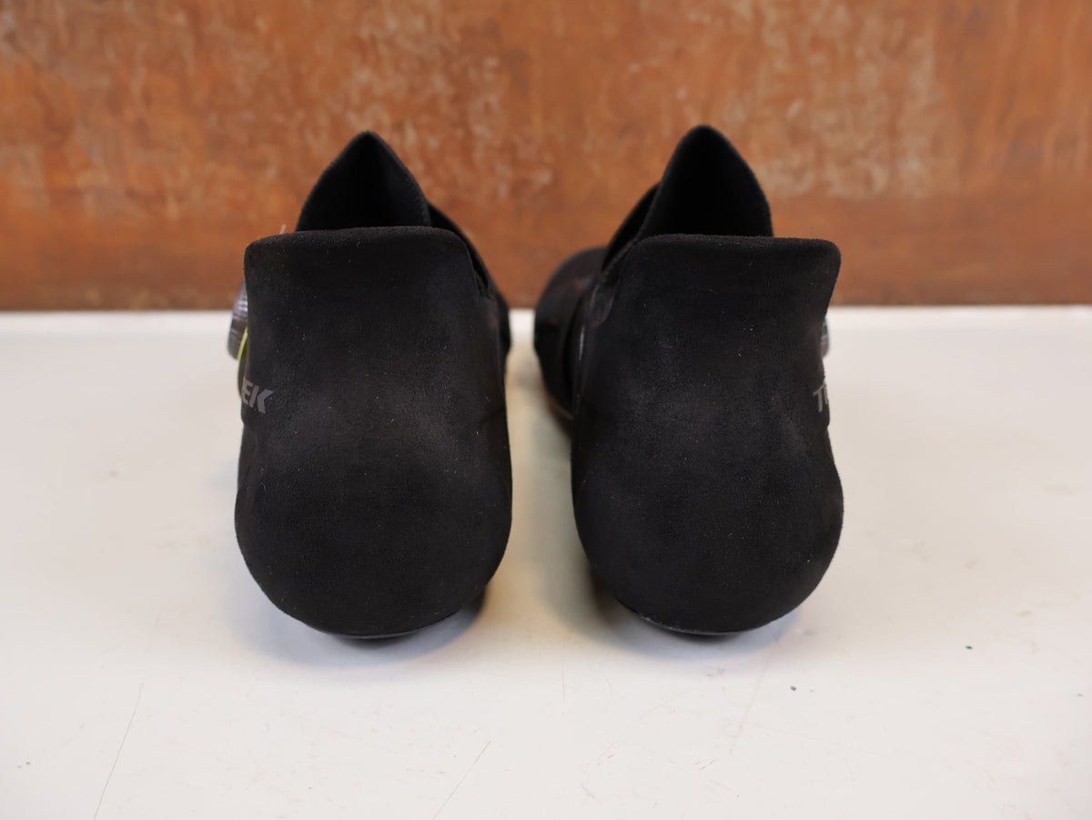 RR-Herrenschuhe von Trek, TREK RSL KNIT RENNRADSCHUHE BLACK GREY BOA OCLV vor USEDBIKES-OB.DE Hintergrund