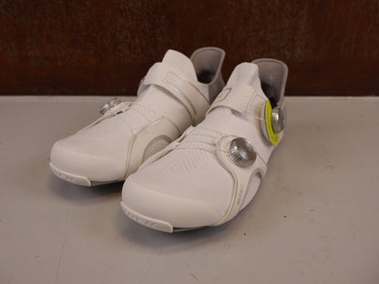 RR-Herrenschuhe von Trek, TREK RSL KNIT RENNRADSCHUHE WHITE SILVER BOA OCLV vor USEDBIKES-OB.DE Hintergrund