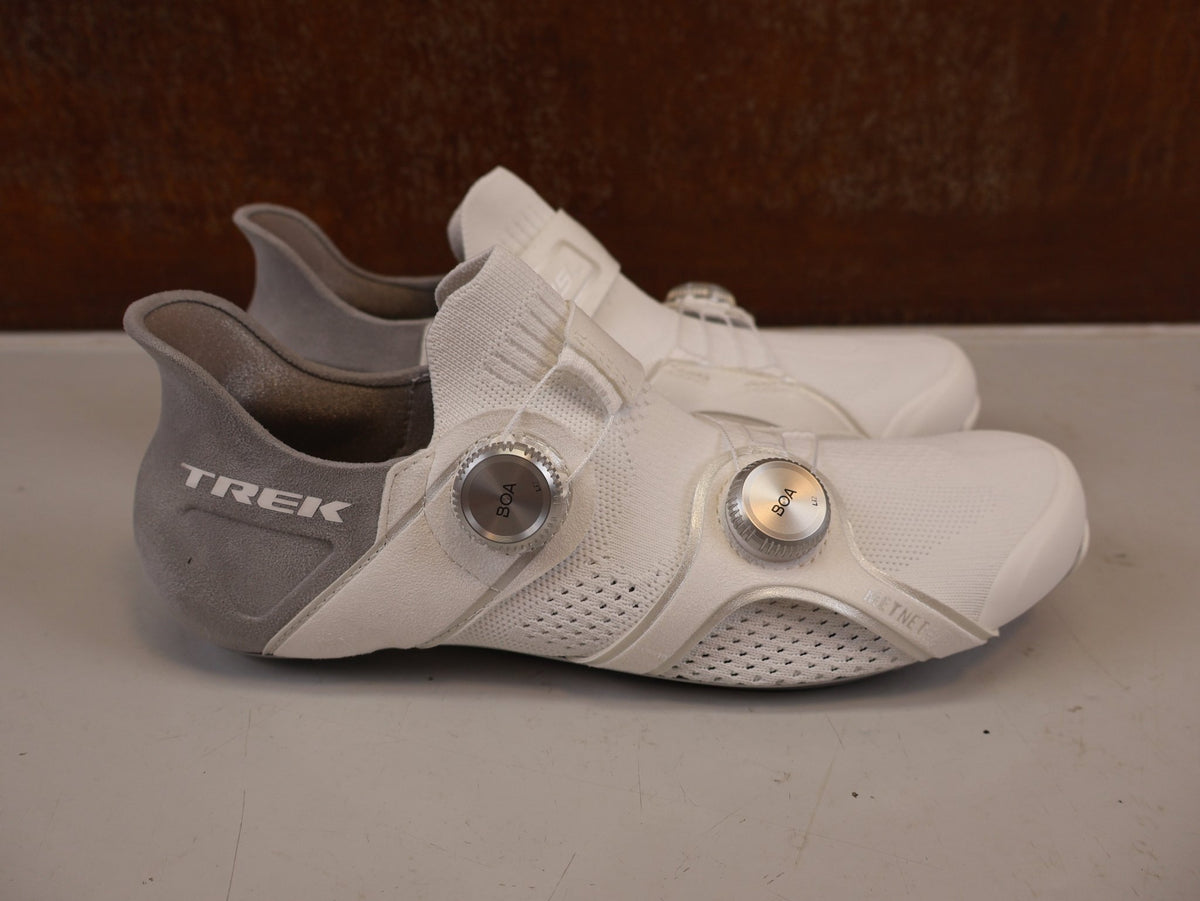 RR-Herrenschuhe von Trek, TREK RSL KNIT RENNRADSCHUHE WHITE SILVER BOA OCLV vor USEDBIKES-OB.DE Hintergrund