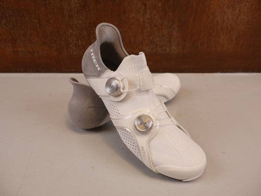 RR-Herrenschuhe von Trek, TREK RSL KNIT RENNRADSCHUHE WHITE SILVER BOA OCLV vor USEDBIKES-OB.DE Hintergrund