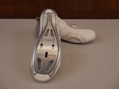 RR-Herrenschuhe von Trek, TREK RSL KNIT RENNRADSCHUHE WHITE SILVER BOA OCLV vor USEDBIKES-OB.DE Hintergrund