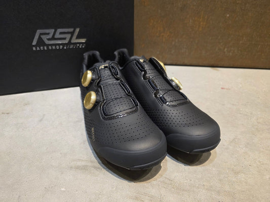 RR - Herrenschuhe von Trek, TREK RSL RENNRADSCHUH / BLACK GOLD vor USEDBIKES - OB.DE Hintergrund