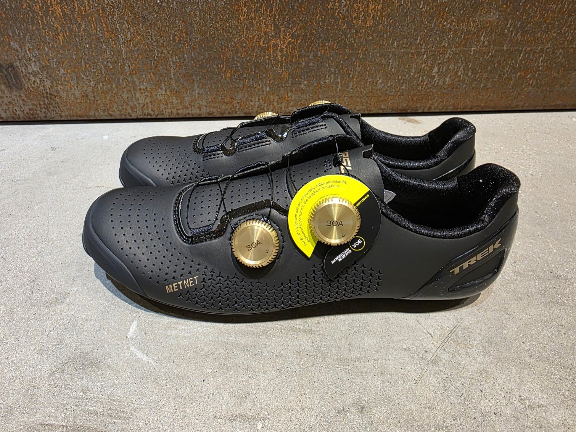 RR - Herrenschuhe von Trek, TREK RSL RENNRADSCHUH / BLACK GOLD vor USEDBIKES - OB.DE Hintergrund