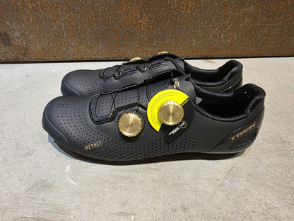RR - Herrenschuhe von Trek, TREK RSL RENNRADSCHUH / BLACK GOLD vor USEDBIKES - OB.DE Hintergrund