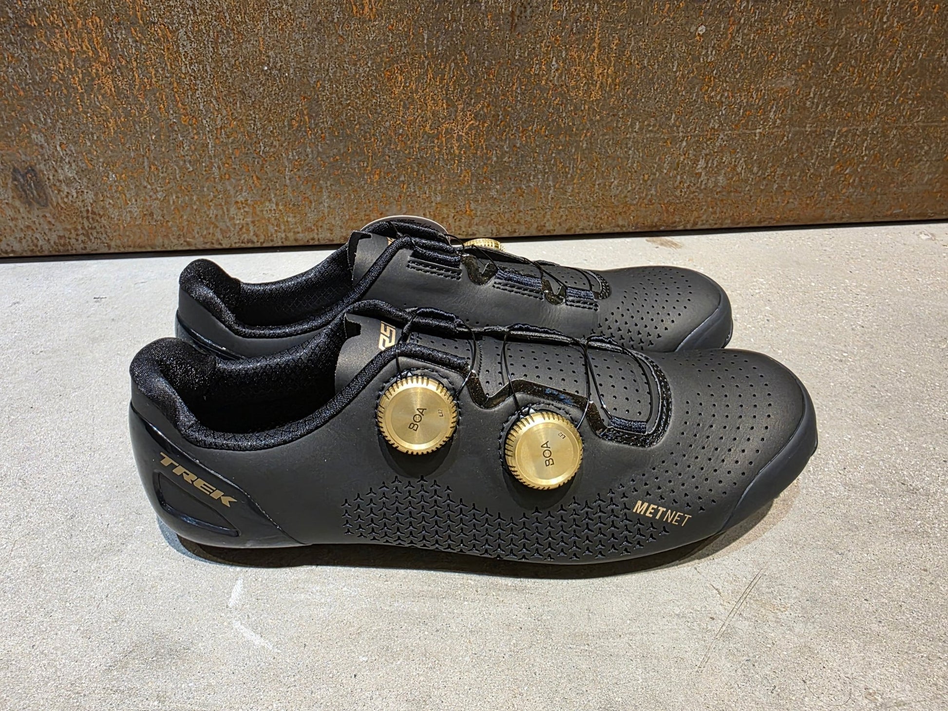 RR - Herrenschuhe von Trek, TREK RSL RENNRADSCHUH / BLACK GOLD vor USEDBIKES - OB.DE Hintergrund