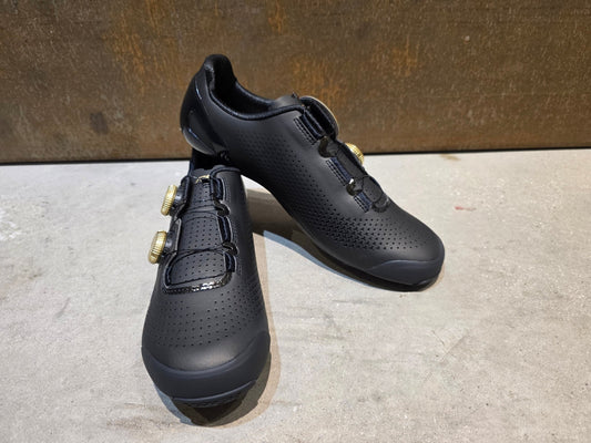 RR - Herrenschuhe von Trek, TREK RSL RENNRADSCHUH / BLACK GOLD vor USEDBIKES - OB.DE Hintergrund
