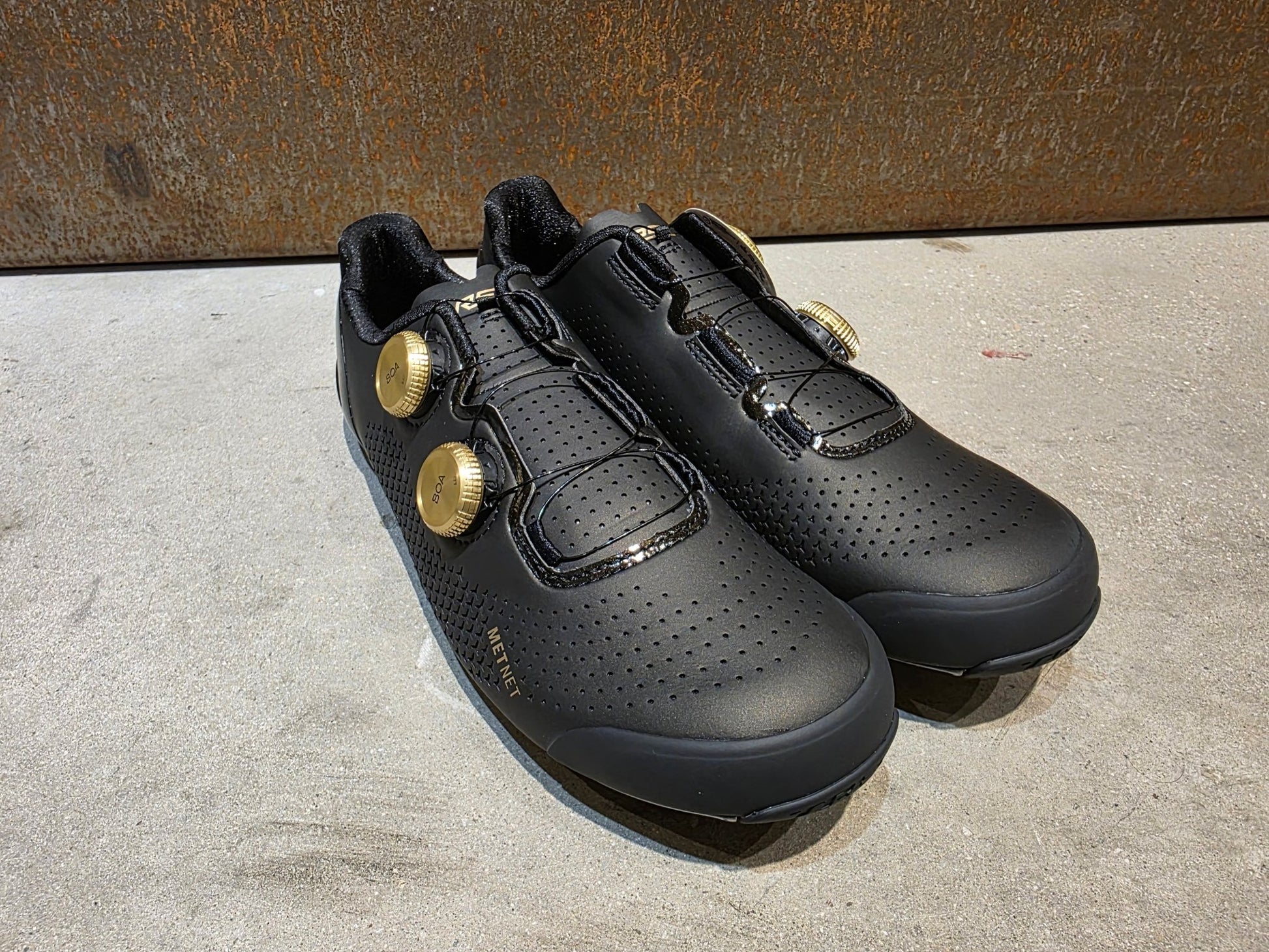 RR - Herrenschuhe von Trek, TREK RSL RENNRADSCHUH / BLACK GOLD vor USEDBIKES - OB.DE Hintergrund