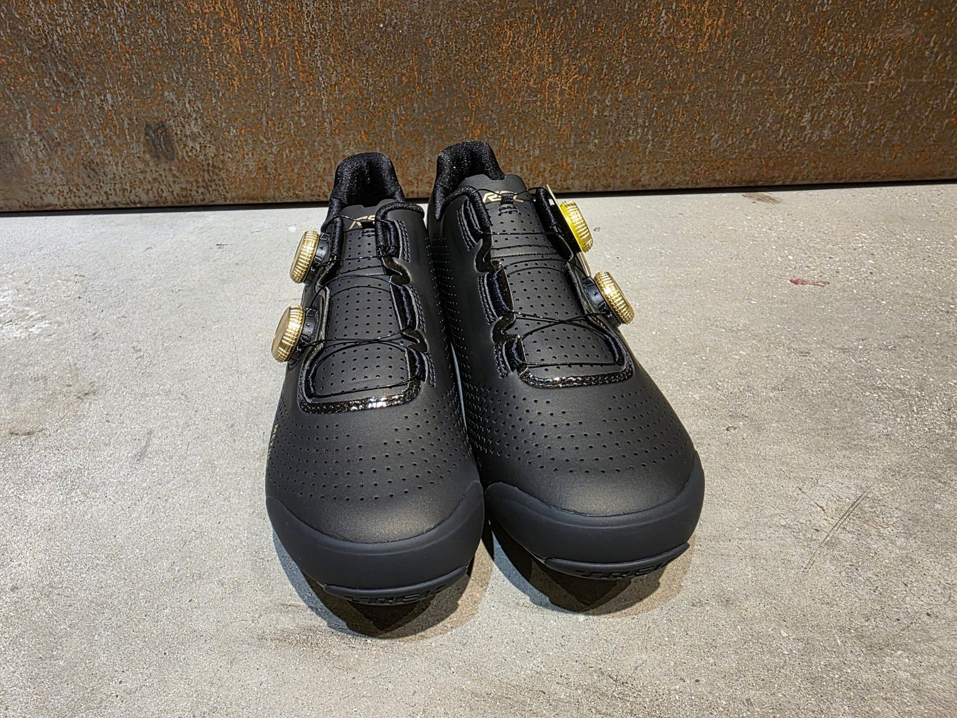 RR - Herrenschuhe von Trek, TREK RSL RENNRADSCHUH / BLACK GOLD vor USEDBIKES - OB.DE Hintergrund