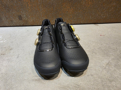 RR - Herrenschuhe von Trek, TREK RSL RENNRADSCHUH / BLACK GOLD vor USEDBIKES - OB.DE Hintergrund
