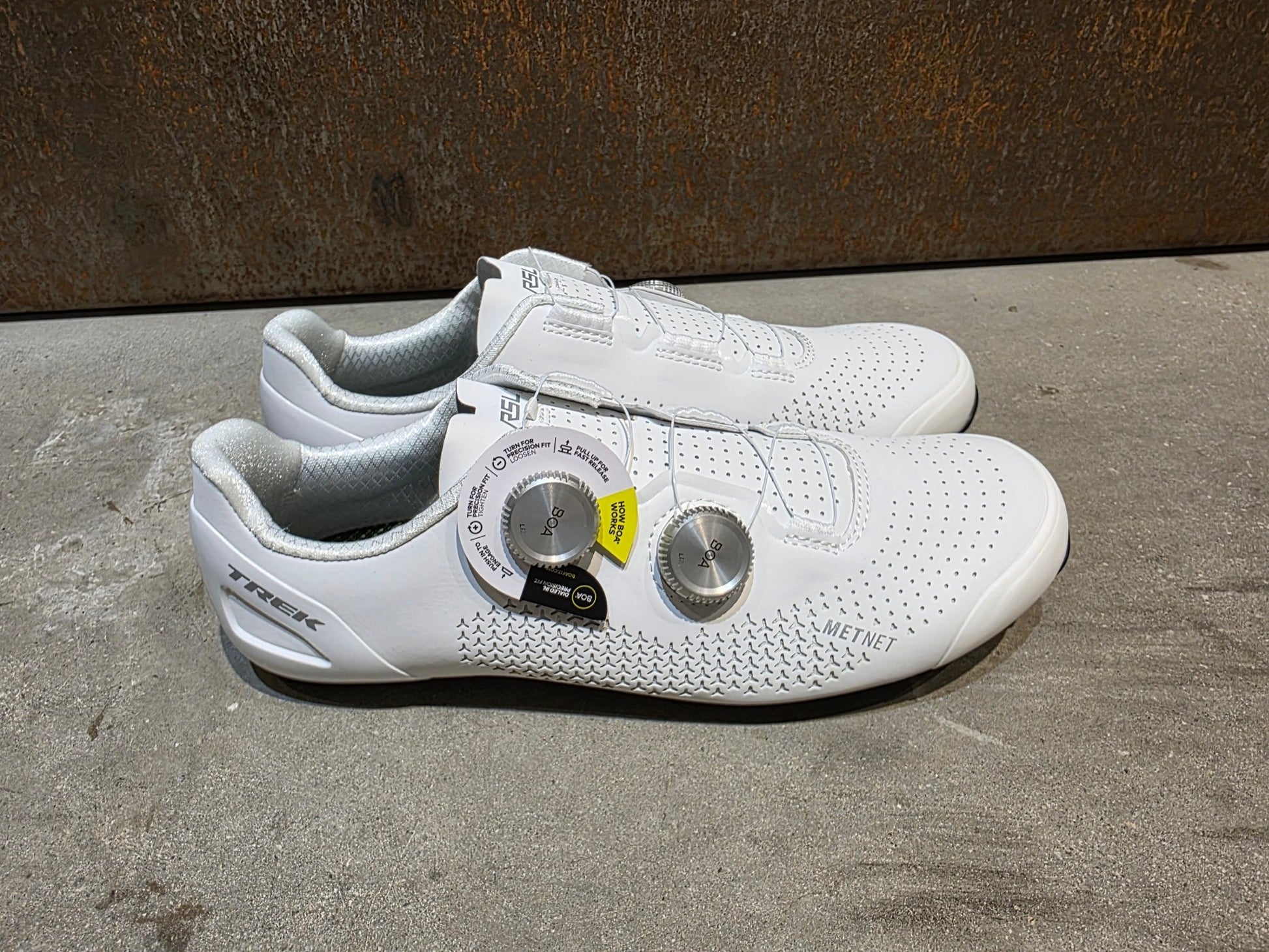 RR - Herrenschuhe von Trek, TREK RSL RENNRADSCHUH / WHITE SILVER vor USEDBIKES - OB.DE Hintergrund