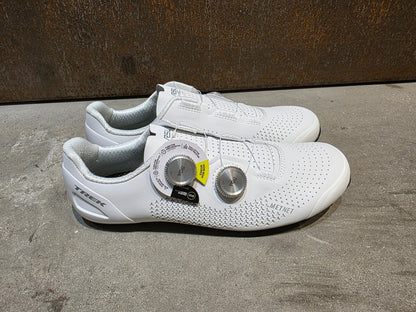RR - Herrenschuhe von Trek, TREK RSL RENNRADSCHUH / WHITE SILVER vor USEDBIKES - OB.DE Hintergrund