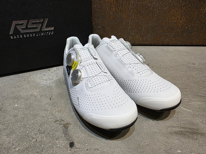 RR - Herrenschuhe von Trek, TREK RSL RENNRADSCHUH / WHITE SILVER vor USEDBIKES - OB.DE Hintergrund