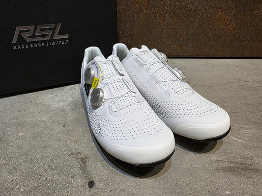 RR - Herrenschuhe von Trek, TREK RSL RENNRADSCHUH / WHITE SILVER vor USEDBIKES - OB.DE Hintergrund