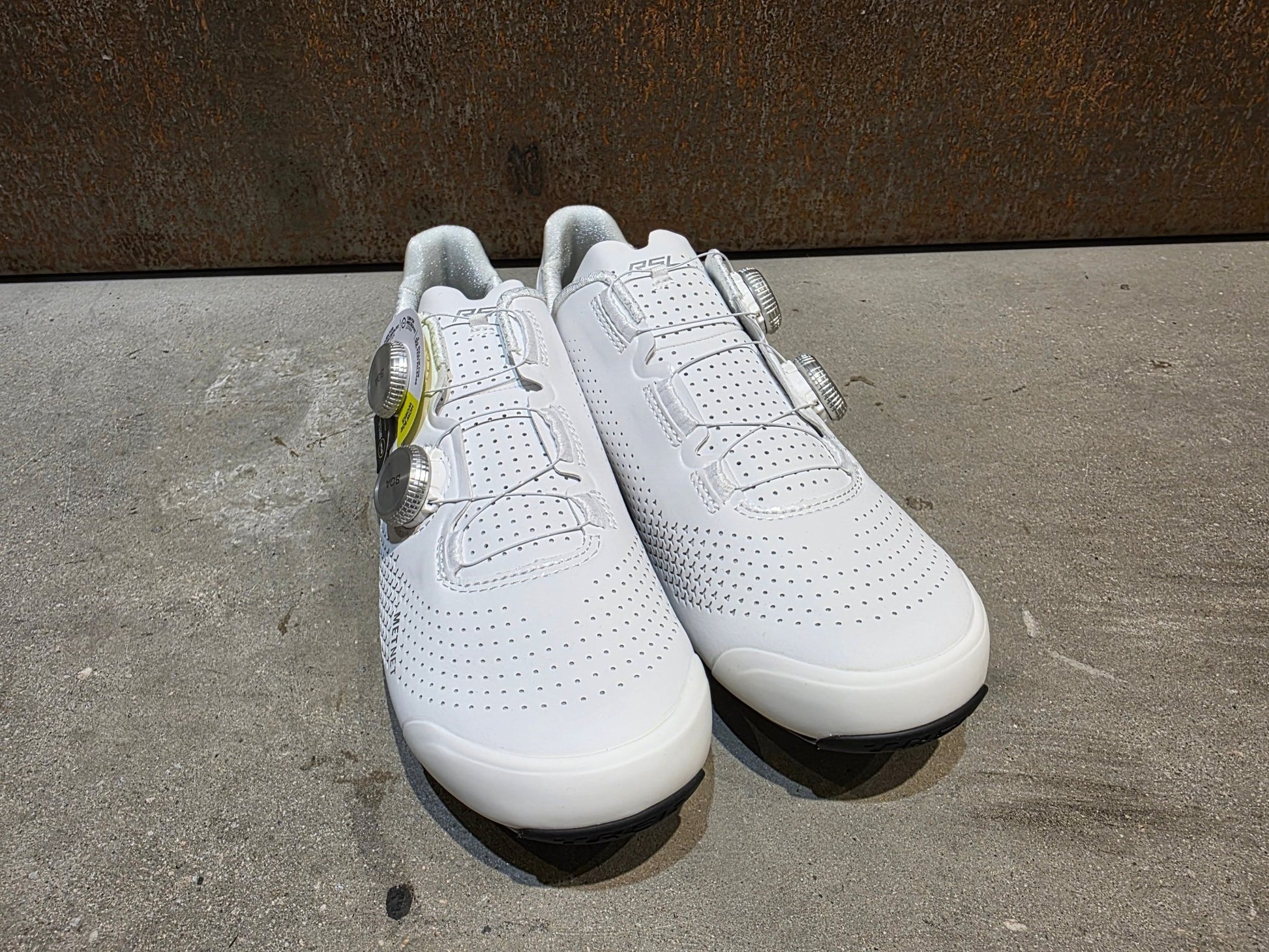 RR - Herrenschuhe von Trek, TREK RSL RENNRADSCHUH / WHITE SILVER vor USEDBIKES - OB.DE Hintergrund