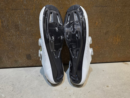 RR - Herrenschuhe von Trek, TREK RSL RENNRADSCHUH / WHITE SILVER vor USEDBIKES - OB.DE Hintergrund