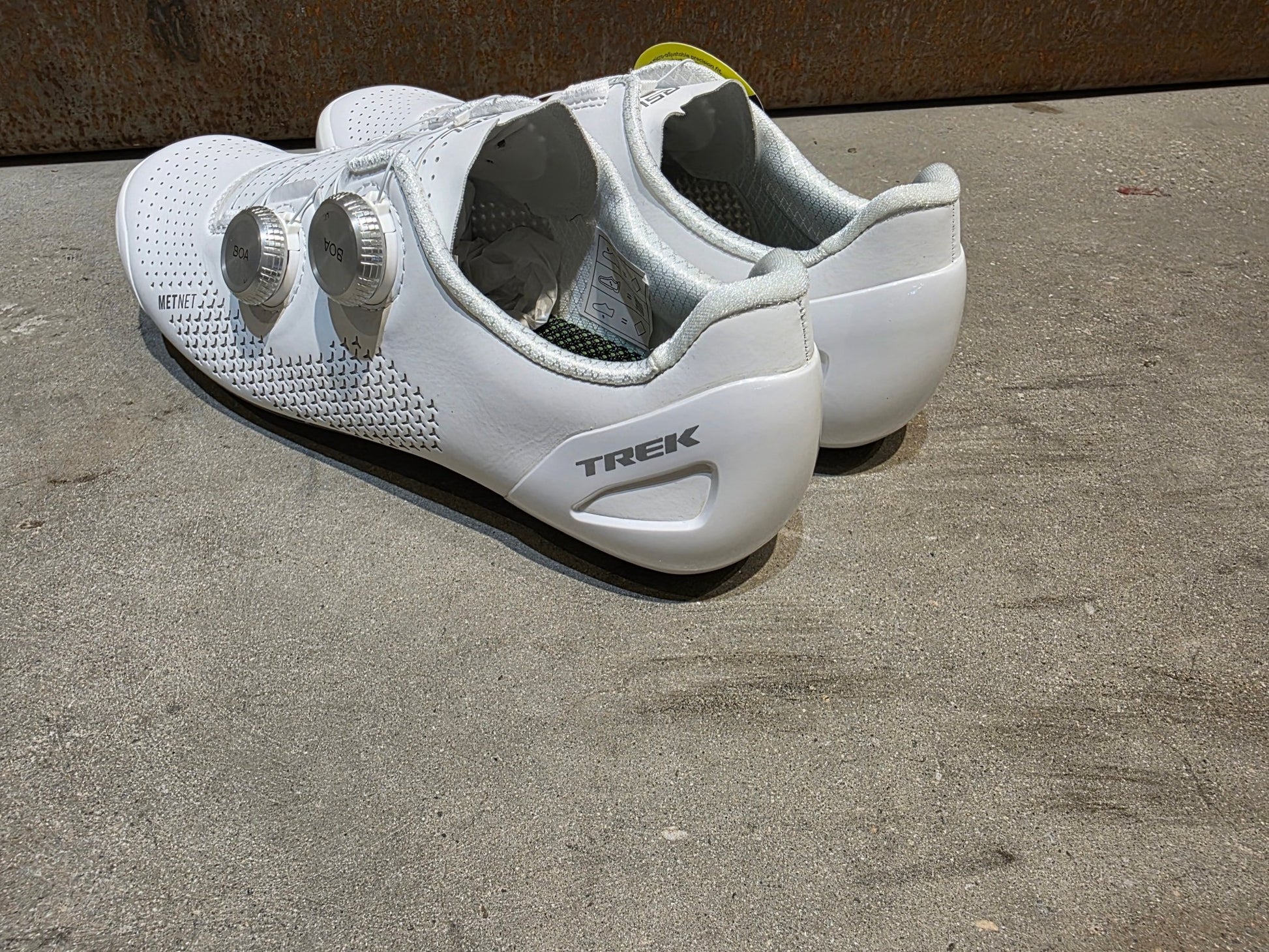 RR - Herrenschuhe von Trek, TREK RSL RENNRADSCHUH / WHITE SILVER vor USEDBIKES - OB.DE Hintergrund