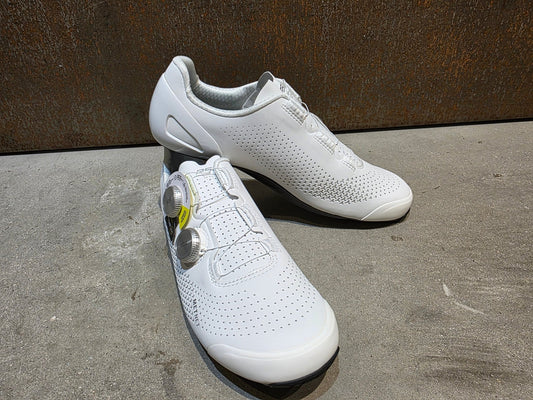 RR - Herrenschuhe von Trek, TREK RSL RENNRADSCHUH / WHITE SILVER vor USEDBIKES - OB.DE Hintergrund