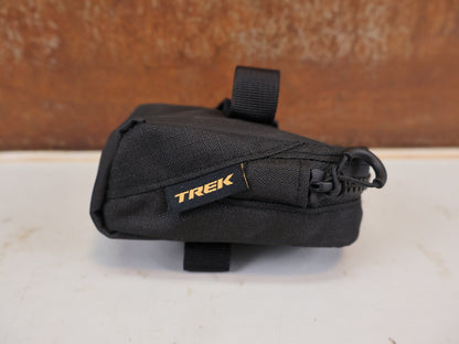 Taschen & Rucksäcke von Trek, TREK SATTELTASCHE 0.28 LITER SCHWARZ HAN 5318511 vor USEDBIKES-OB.DE Hintergrund