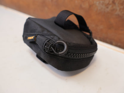 Taschen & Rucksäcke von Trek, TREK SATTELTASCHE 0.28 LITER SCHWARZ HAN 5318511 vor USEDBIKES-OB.DE Hintergrund