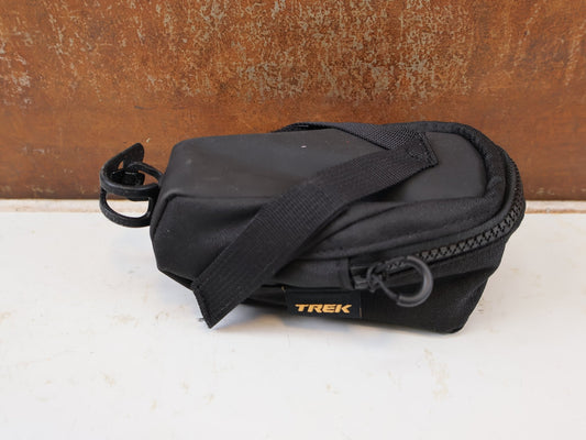 Taschen & Rucksäcke von Trek, TREK SATTELTASCHE 0.65L WASSERDICHT RECYCELT 5318512 vor USEDBIKES-OB.DE Hintergrund