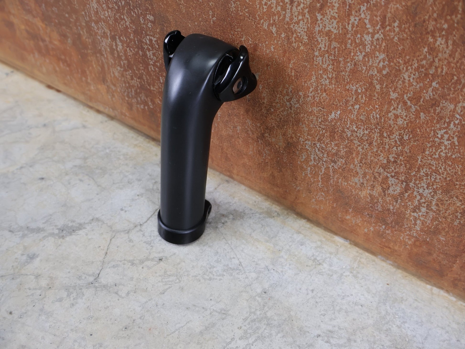 Sattelstütze von Trek, TREK SEAT MAST CARBON SITZTURMAUFSATZ SATTELSTÜTZE 135MM / SB 20MM vor USEDBIKES - OB.DE Hintergrund