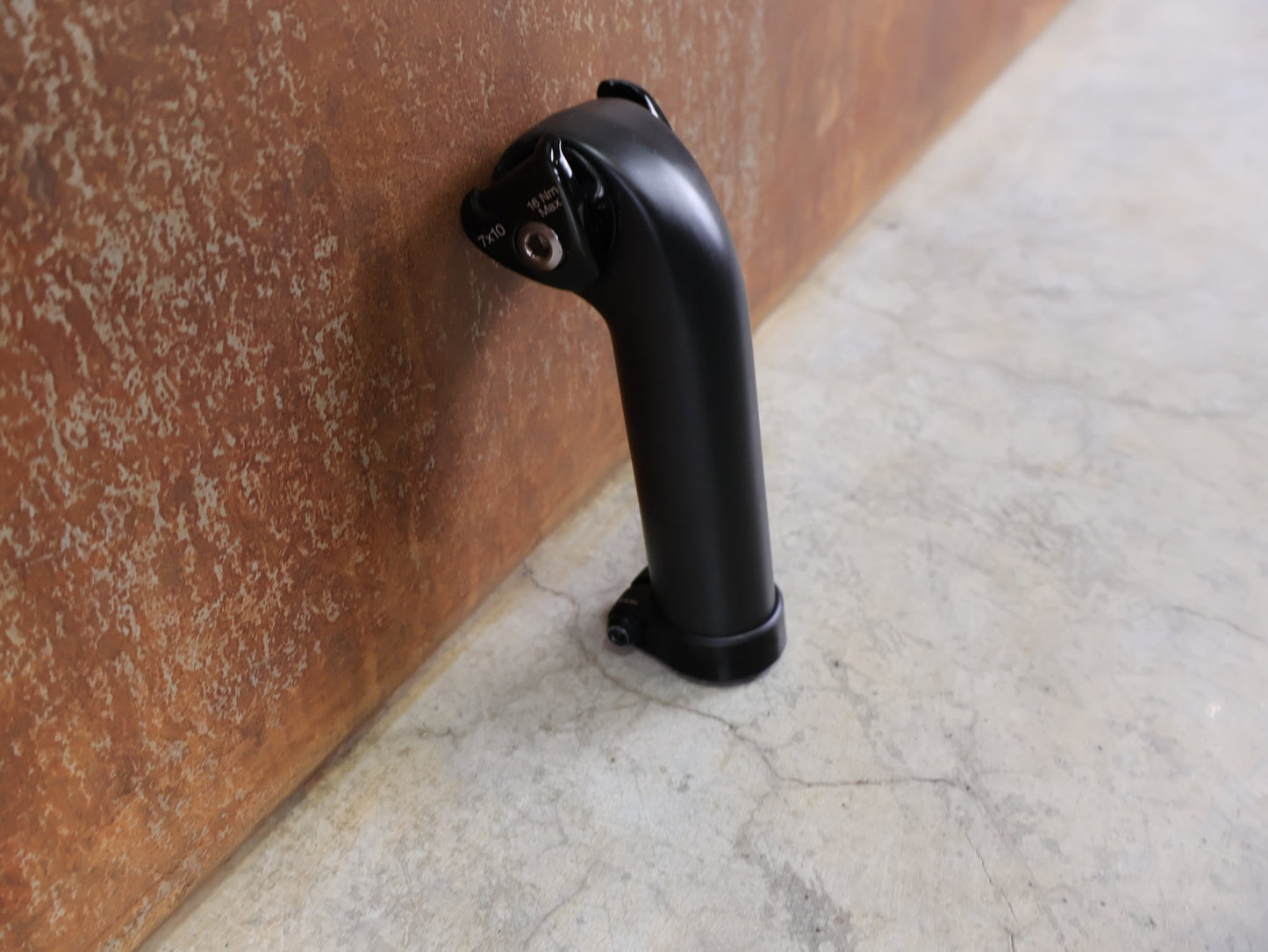 Sattelstütze von Trek, TREK SEAT MAST CARBON SITZTURMAUFSATZ SATTELSTÜTZE 135MM / SB 20MM vor USEDBIKES - OB.DE Hintergrund