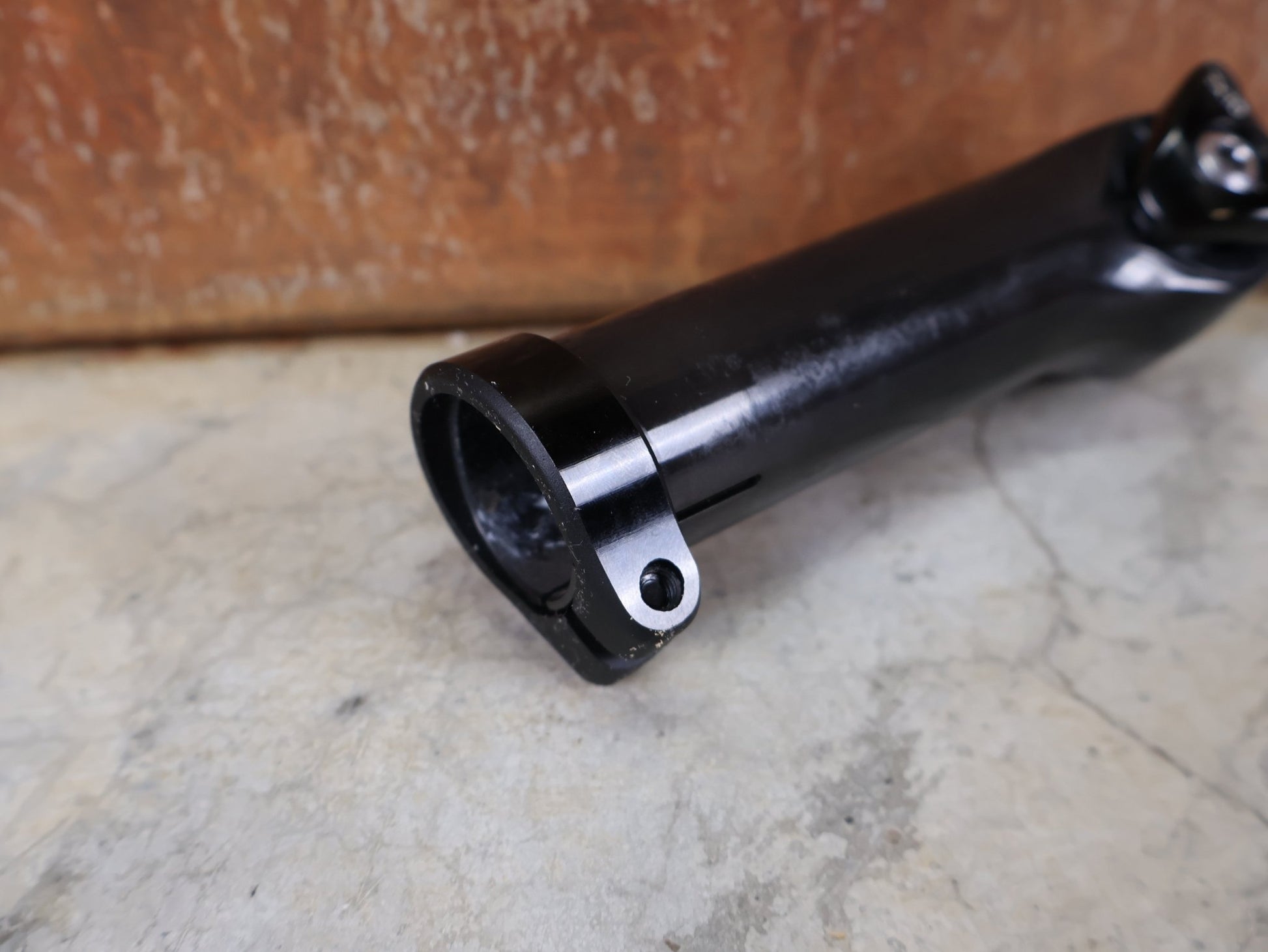 Sattelstütze von Trek, TREK SEAT MAST CARBON SITZTURMAUFSATZ SATTELSTÜTZE 135MM / SB 5MM vor USEDBIKES - OB.DE Hintergrund