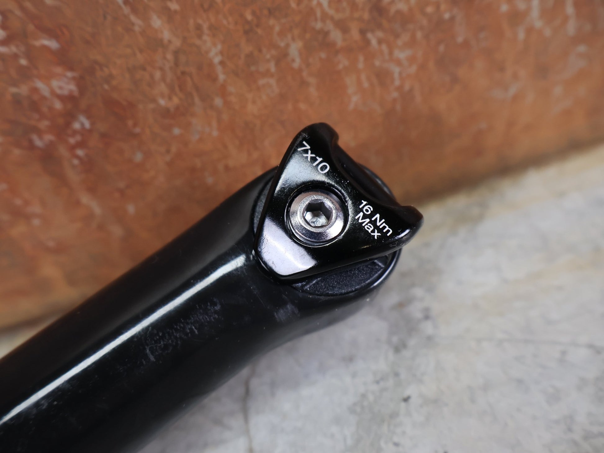 Sattelstütze von Trek, TREK SEAT MAST CARBON SITZTURMAUFSATZ SATTELSTÜTZE 135MM / SB 5MM vor USEDBIKES - OB.DE Hintergrund