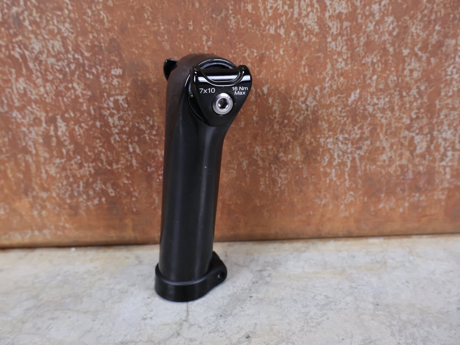 Sattelstütze von Trek, TREK SEAT MAST CARBON SITZTURMAUFSATZ SATTELSTÜTZE 135MM / SB 5MM vor USEDBIKES - OB.DE Hintergrund