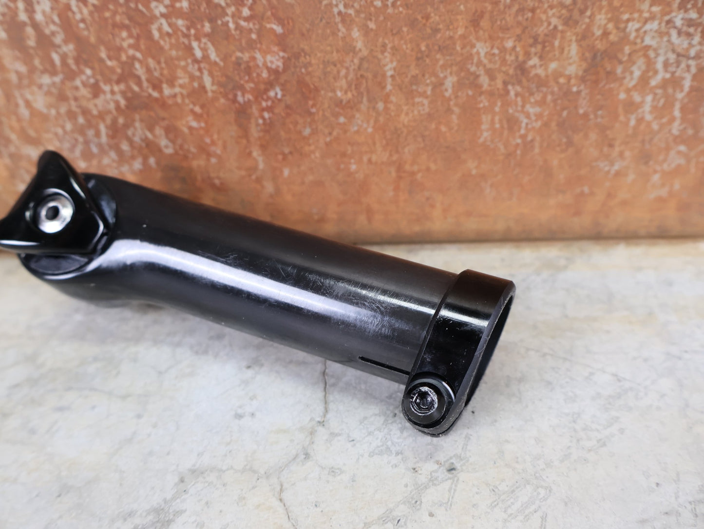 Sattelstütze von Trek, TREK SEAT MAST CARBON SITZTURMAUFSATZ SATTELSTÜTZE 135MM / SB 5MM vor USEDBIKES - OB.DE Hintergrund