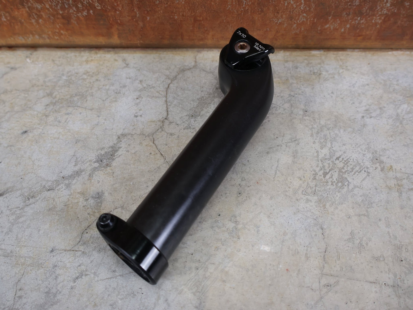 Sattelstütze von Bontrager, TREK SEAT MAST CARBON SITZTURMAUFSATZ SATTELSTÜTZE 175MM / SB 20MM vor USEDBIKES - OB.DE Hintergrund