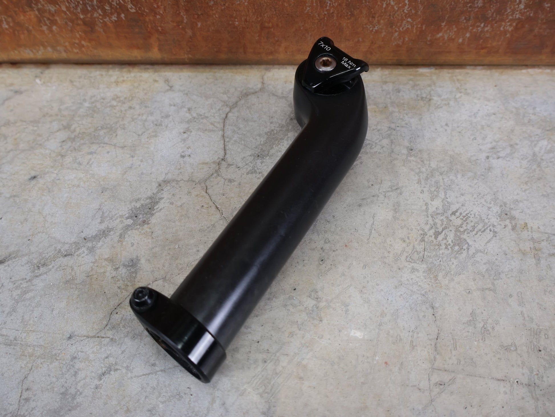 Sattelstütze von Bontrager, TREK SEAT MAST CARBON SITZTURMAUFSATZ SATTELSTÜTZE 175MM / SB 20MM vor USEDBIKES - OB.DE Hintergrund