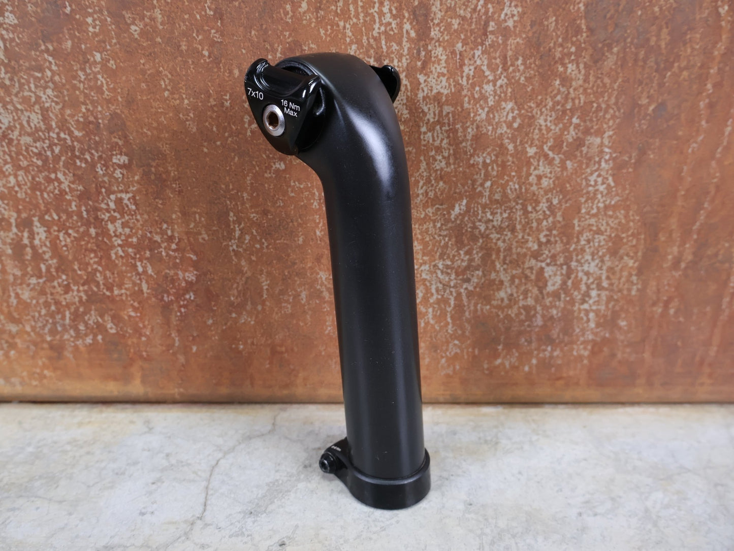 Sattelstütze von Bontrager, TREK SEAT MAST CARBON SITZTURMAUFSATZ SATTELSTÜTZE 175MM / SB 20MM vor USEDBIKES - OB.DE Hintergrund