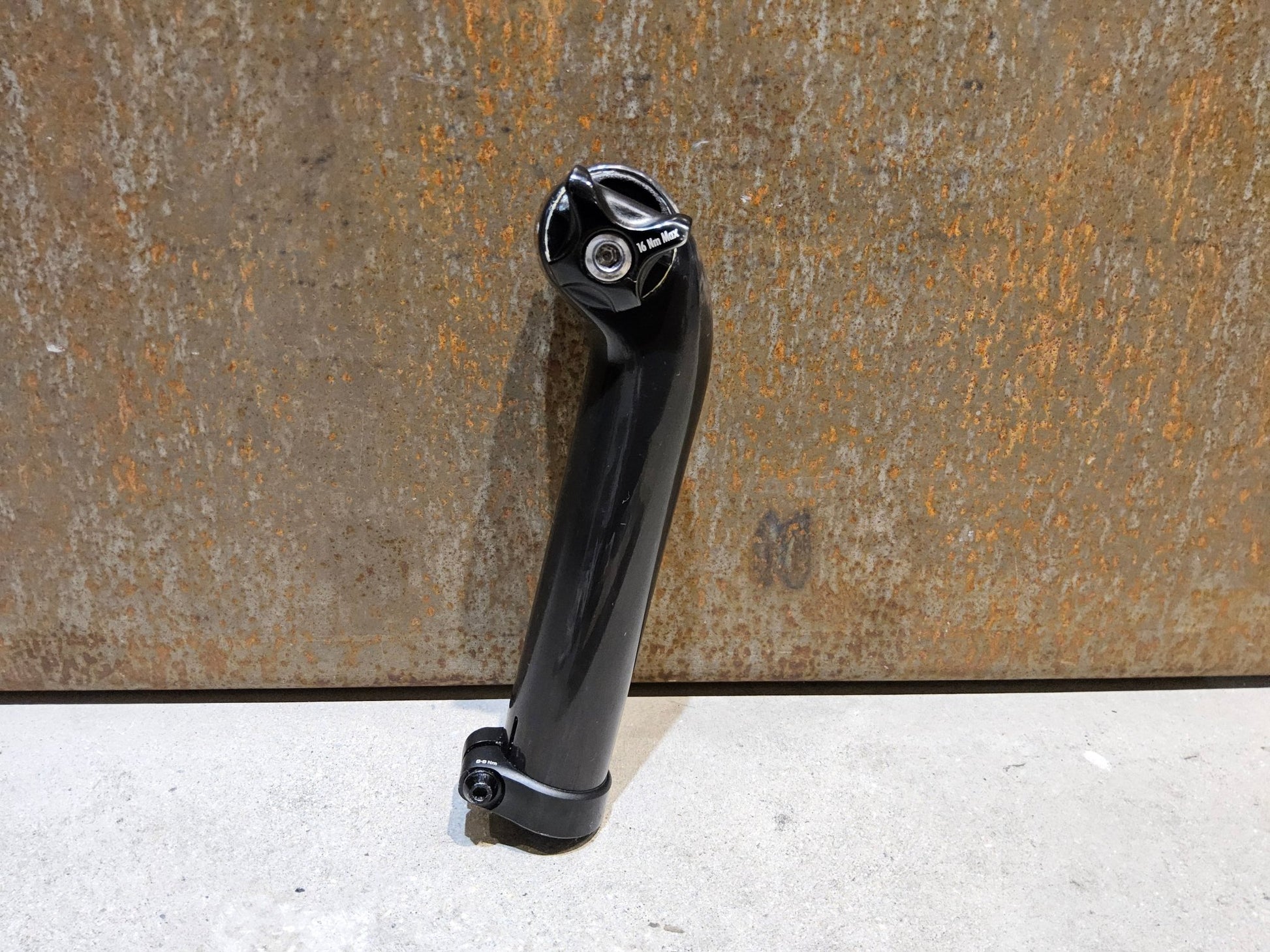 Sattelstütze von Bontrager, TREK SEAT MAST CARBON SITZTURMAUFSATZ SATTELSTÜTZE 175MM / SB 20MM vor USEDBIKES - OB.DE Hintergrund