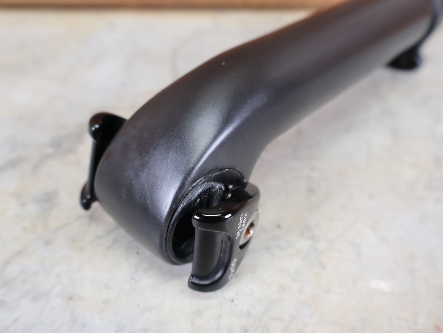 Sattelstütze von Bontrager, TREK SEAT MAST CARBON SITZTURMAUFSATZ SATTELSTÜTZE 175MM / SB 20MM vor USEDBIKES - OB.DE Hintergrund