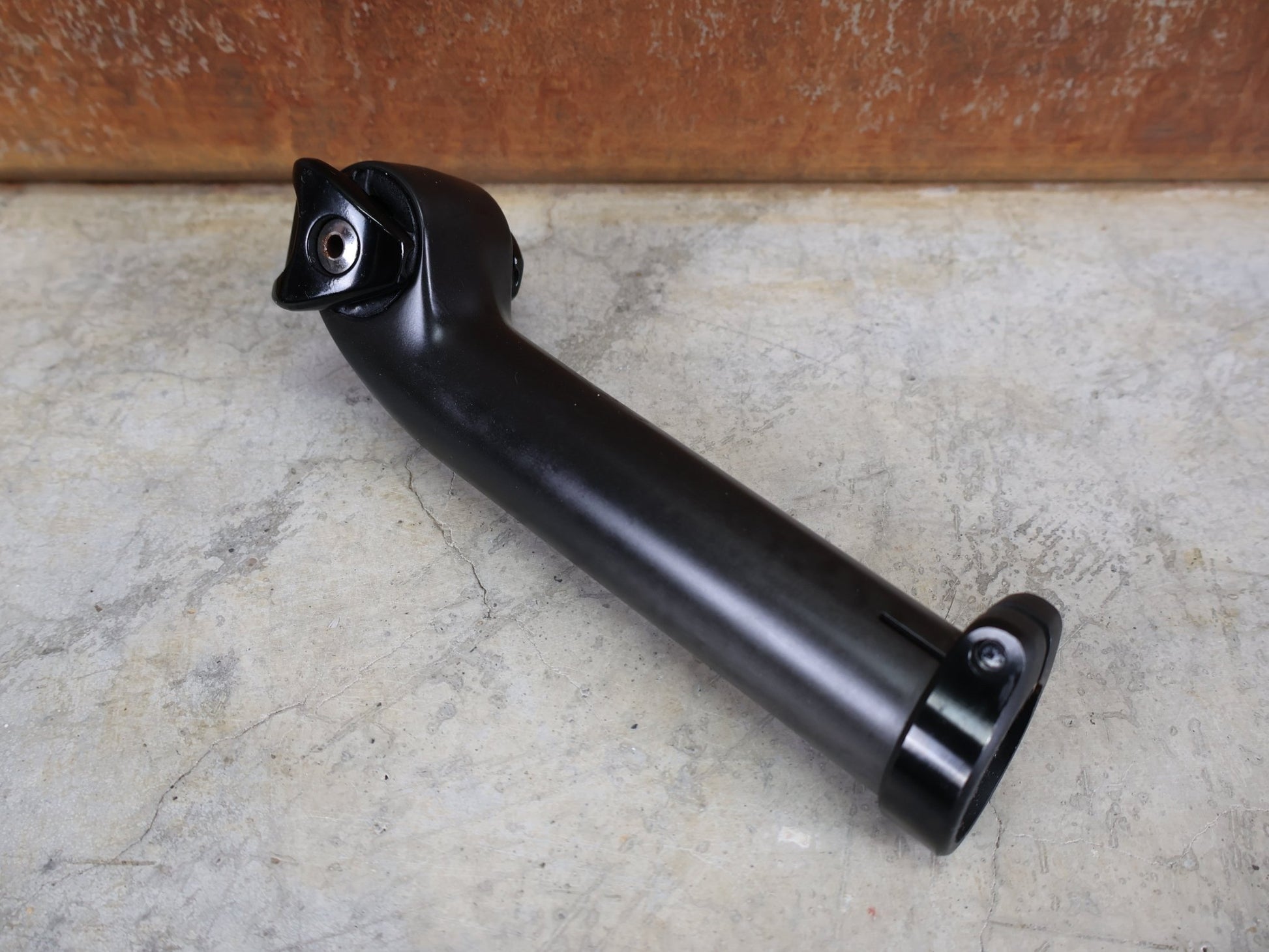 Sattelstütze von Bontrager, TREK SEAT MAST CARBON SITZTURMAUFSATZ SATTELSTÜTZE 175MM / SB 20MM vor USEDBIKES - OB.DE Hintergrund