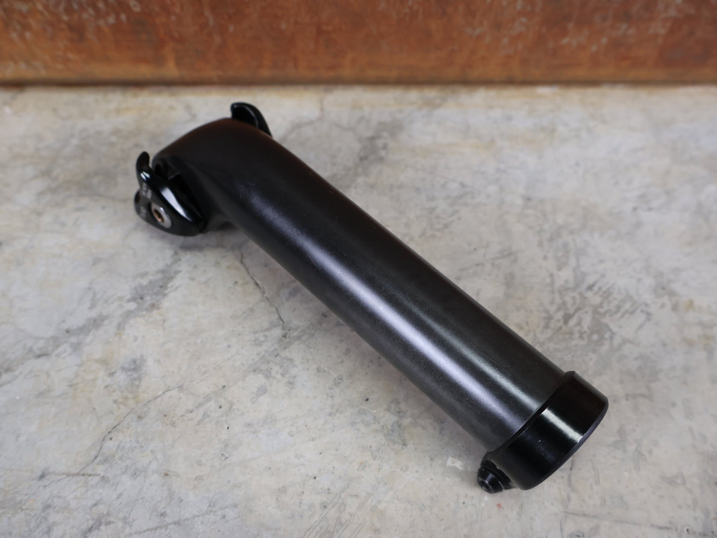 Sattelstütze von Bontrager, TREK SEAT MAST CARBON SITZTURMAUFSATZ SATTELSTÜTZE 175MM / SB 20MM vor USEDBIKES - OB.DE Hintergrund