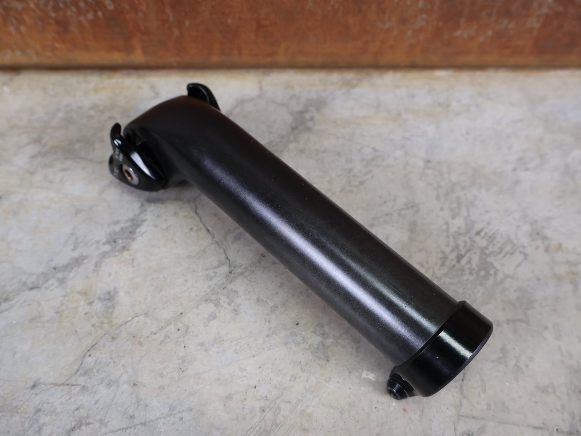 Sattelstütze von Bontrager, TREK SEAT MAST CARBON SITZTURMAUFSATZ SATTELSTÜTZE 175MM / SB 20MM vor USEDBIKES - OB.DE Hintergrund