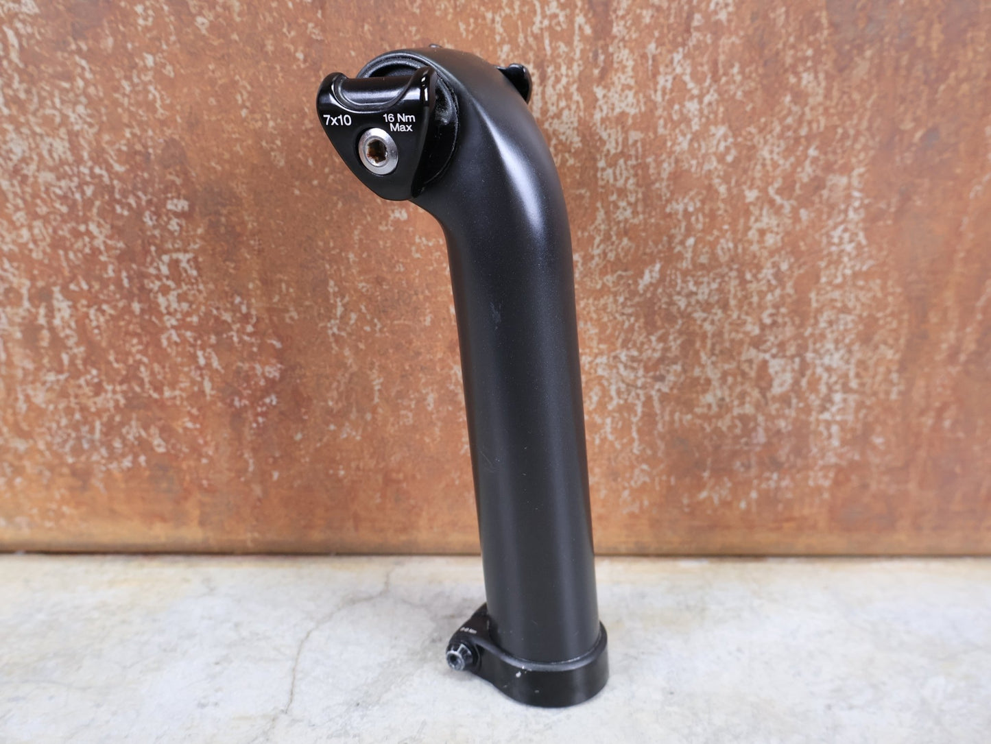 Sattelstütze von Bontrager, TREK SEAT MAST CARBON SITZTURMAUFSATZ SATTELSTÜTZE 175MM / SB 20MM vor USEDBIKES - OB.DE Hintergrund