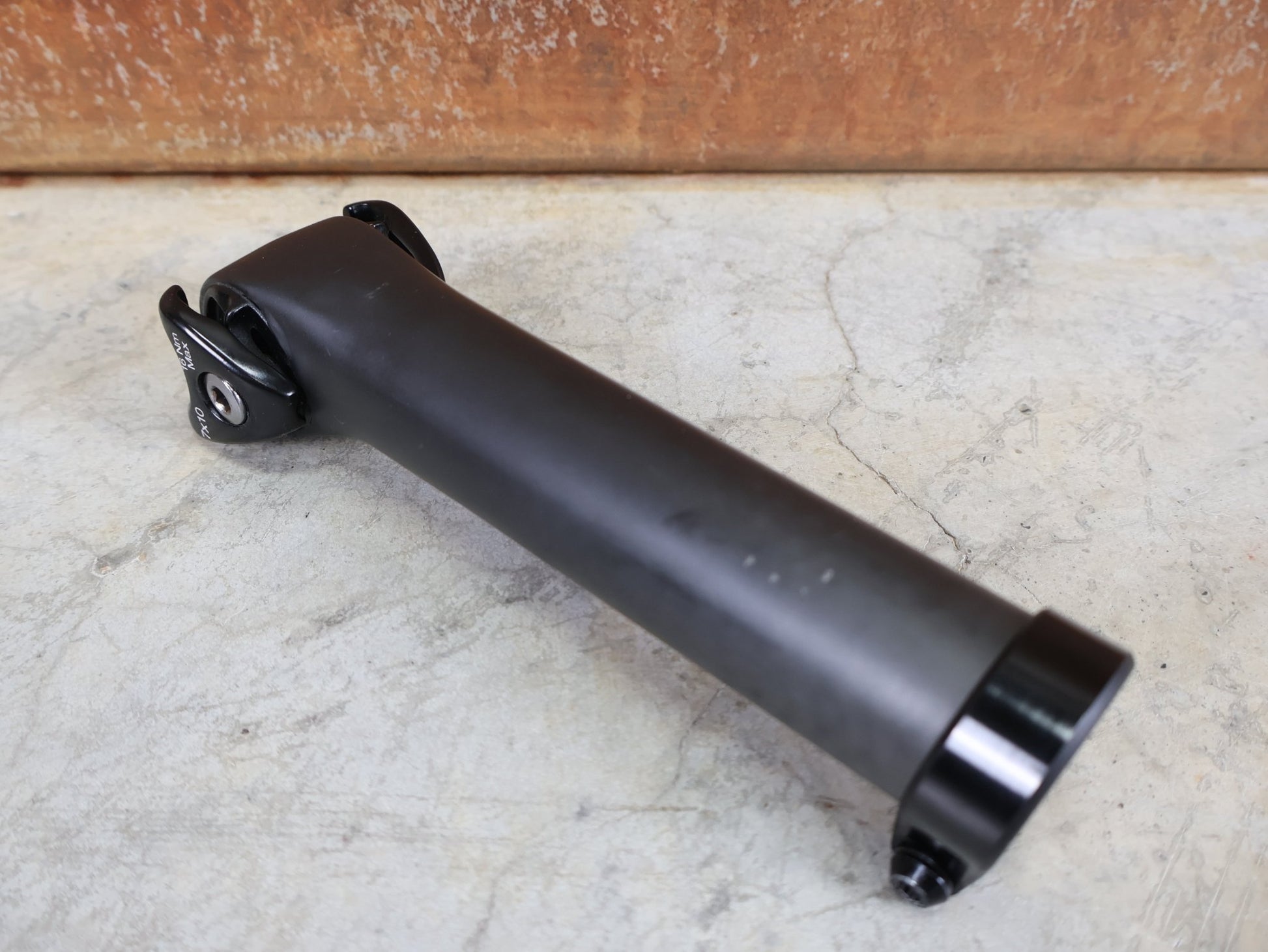 Sattelstütze von Trek, TREK SEAT MAST CARBON SITZTURMAUFSATZ SATTELSTÜTZE 175MM / SB 5MM vor USEDBIKES - OB.DE Hintergrund