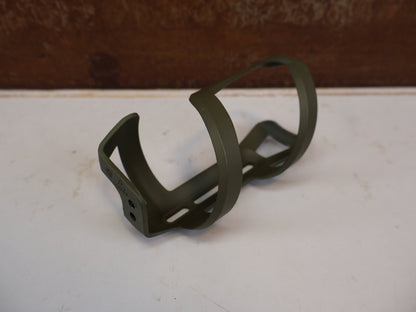 Trinkflaschen und Halter von Trek, TREK SIDE LOAD RECYCLED FLASCHENHALTER OLIVE GREY MATT / LINKS U. RECHTS vor USEDBIKES-OB.DE Hintergrund