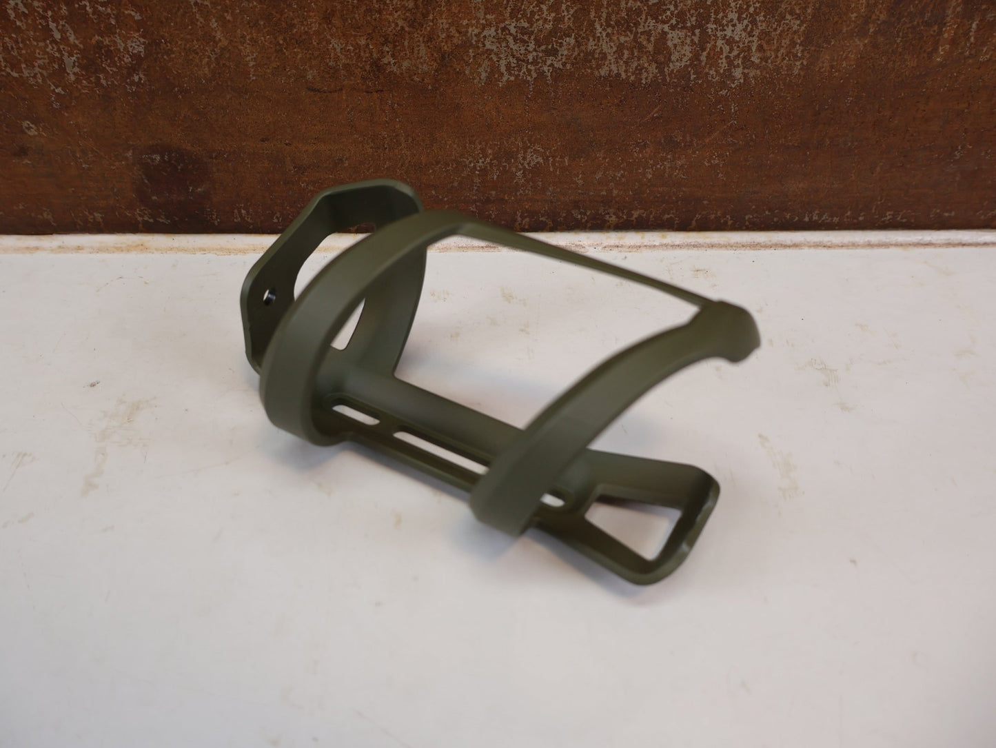 Trinkflaschen und Halter von Trek, TREK SIDE LOAD RECYCLED FLASCHENHALTER OLIVE GREY MATT / LINKS U. RECHTS vor USEDBIKES-OB.DE Hintergrund