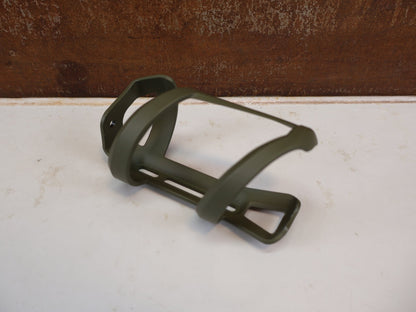 Trinkflaschen und Halter von Trek, TREK SIDE LOAD RECYCLED FLASCHENHALTER OLIVE GREY MATT / LINKS U. RECHTS vor USEDBIKES-OB.DE Hintergrund